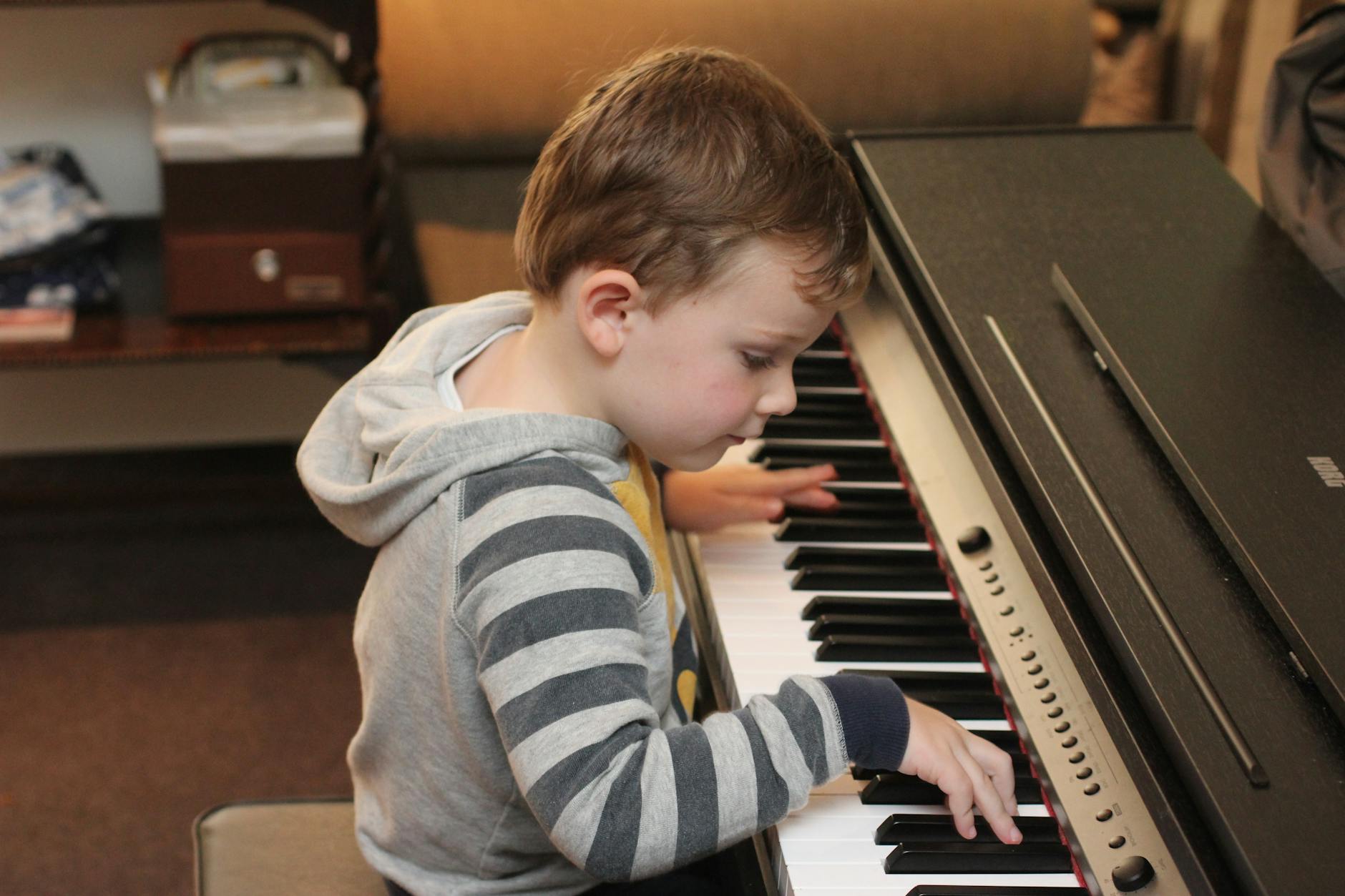 Dziecko grające na pianinie w przytulnym pokoju