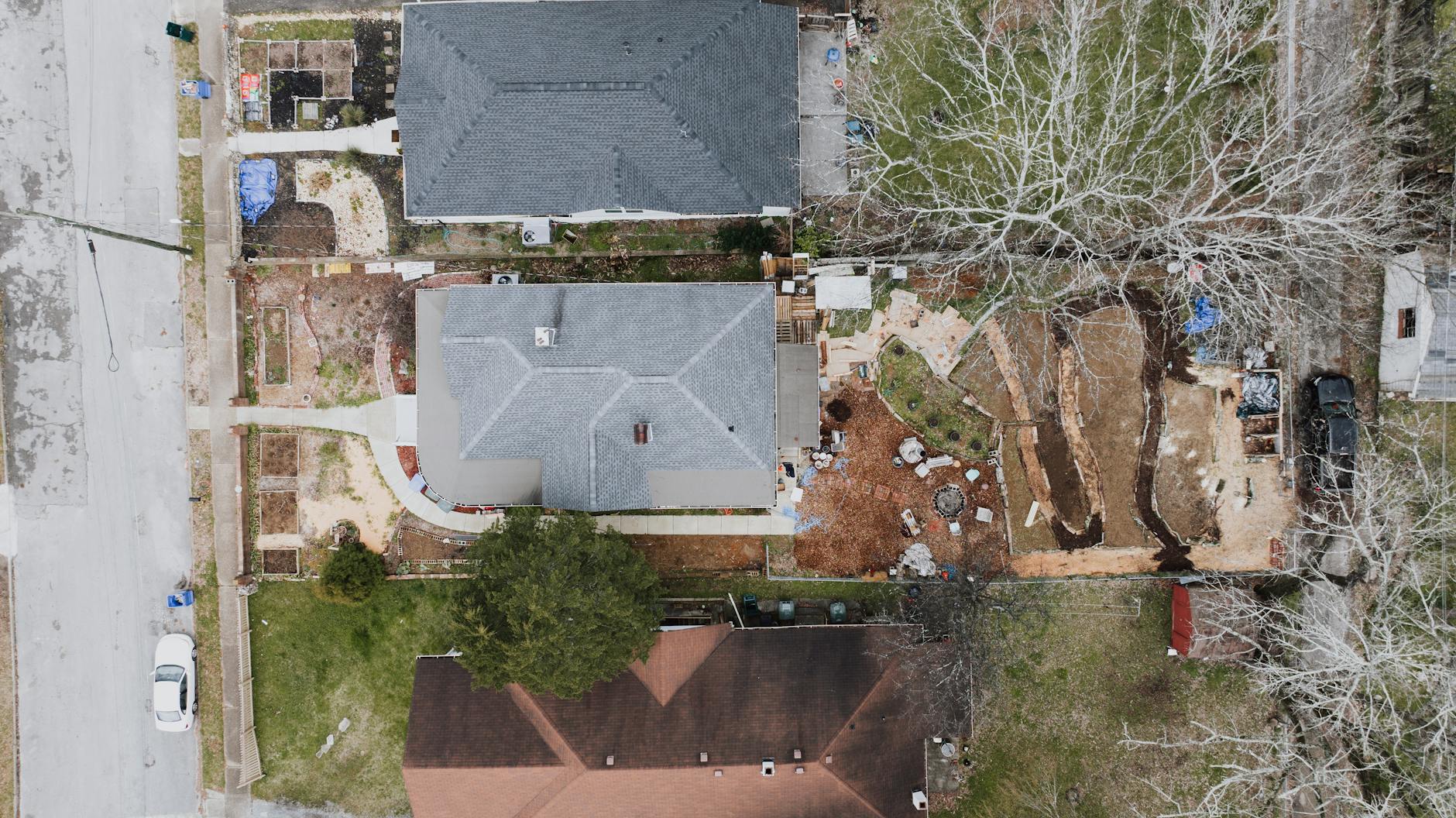 Widok z lotu ptaka na domy jednorodzinne z ogrodami